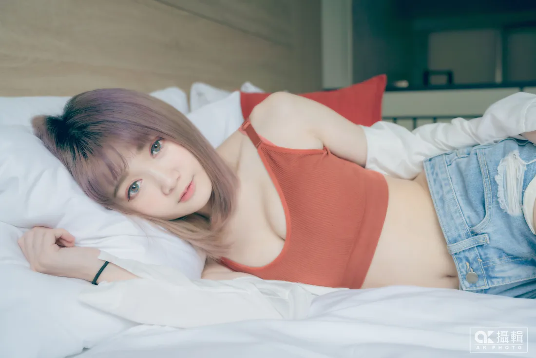 8k红衣美女壁纸｜卧室床铺 - 破洞牛仔「哲风壁纸」