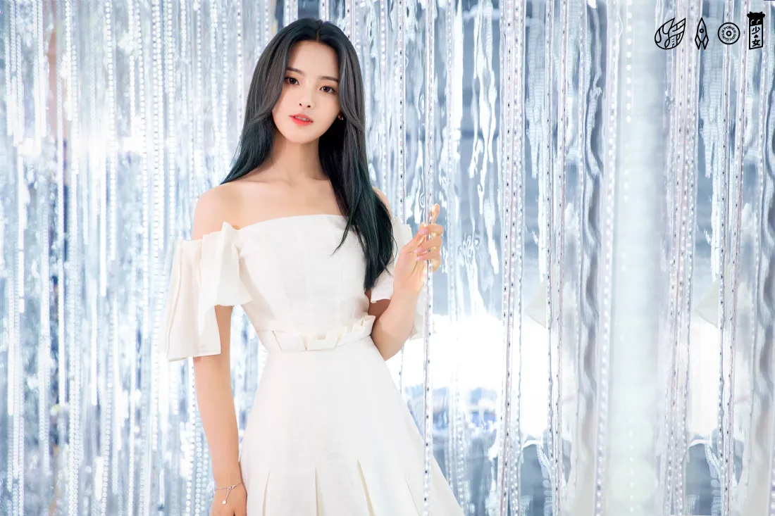 5k美女壁纸｜银色背景图片 - 白色露肩裙「哲风壁纸」