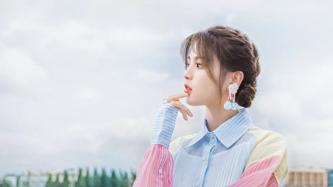 4k拼接服饰美女壁纸｜户外蓝天背景 - 真人美女「哲风壁纸」