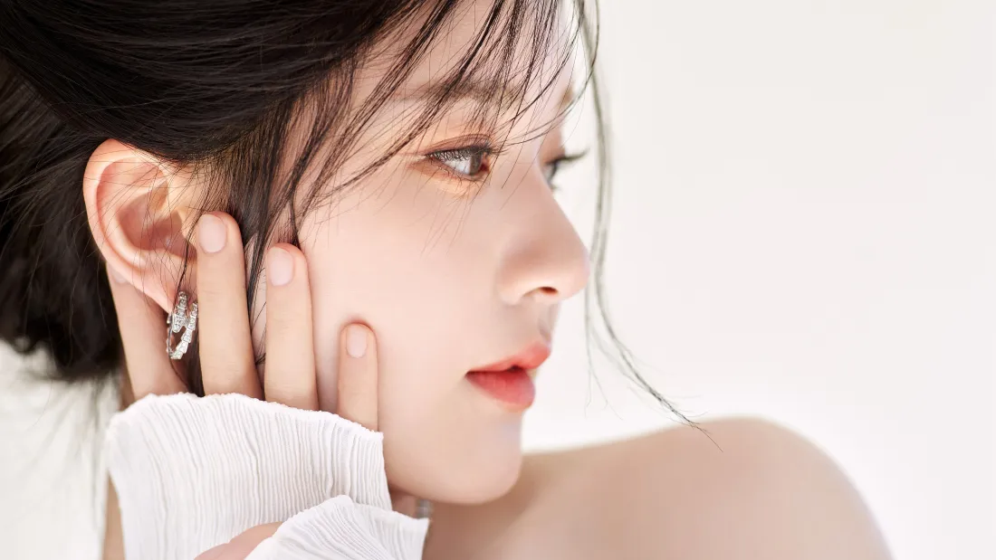 4k美女侧脸壁纸｜白衣背景 - 迷人可爱「哲风壁纸」