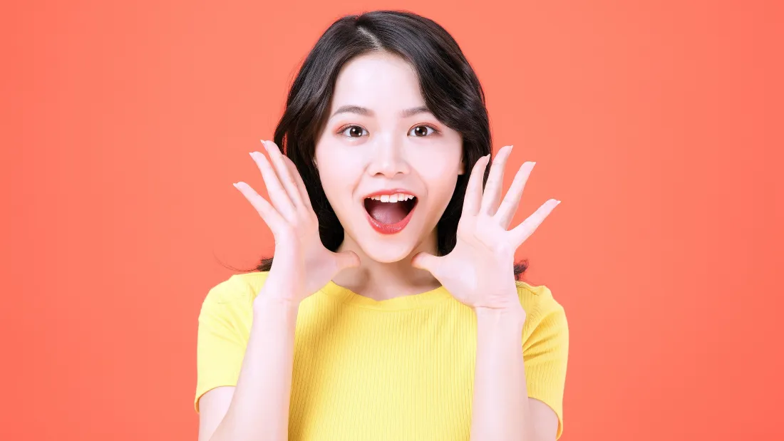 4k黄衣女生壁纸｜红色背景 - 可爱迷人「哲风壁纸」