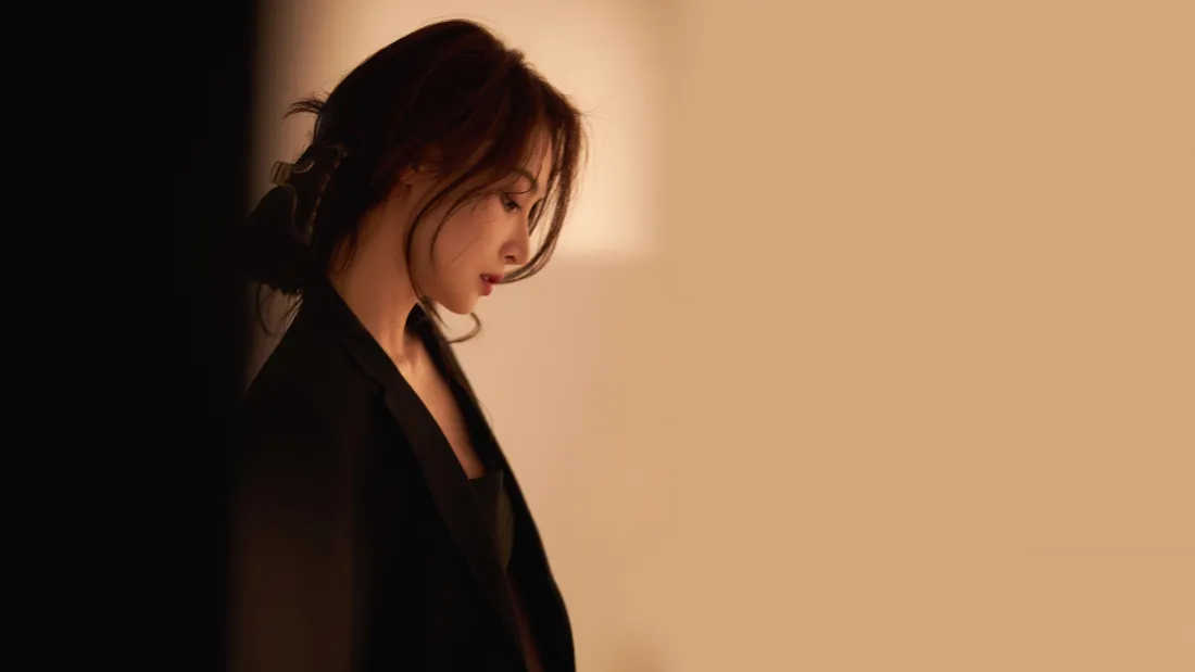 4k黑衣女性壁纸｜暖光背景 - 侧颜氛围「哲风壁纸」