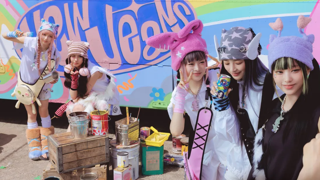 4kNewJeans壁纸｜涂鸦背景 - 可爱美少女「哲风壁纸」