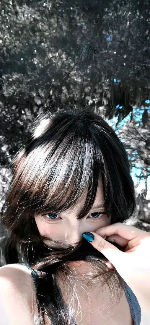 遮嘴冷艳美女手机壁纸｜户外 - 长发蓝甲「哲风壁纸」