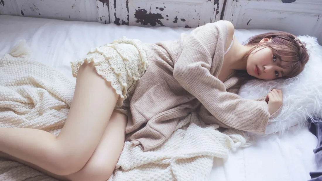 3k清纯美女壁纸｜卧室背景 - 毛衣短裤「哲风壁纸」