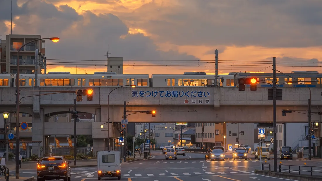 2k城市黄昏壁纸｜街道电车背景 - 晚霞车流「哲风壁纸」