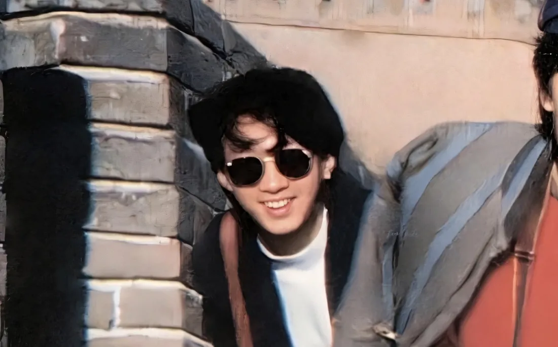 2k黄家驹壁纸｜城墙背景图 - 墨镜笑容「哲风壁纸」