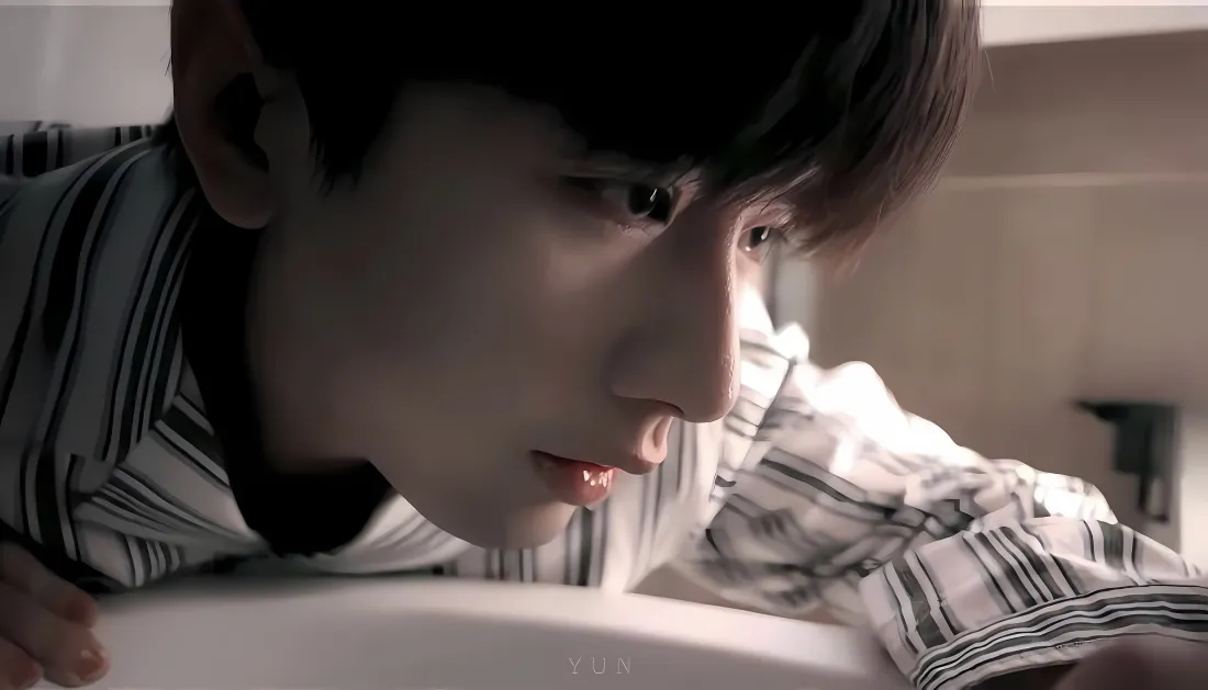 4k成毅壁纸｜水池背景图片 - 侧脸条纹衣「哲风壁纸」