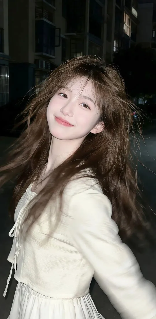 美女手机壁纸｜夜晚街道背景图片 - 米白衣服「哲风壁纸」