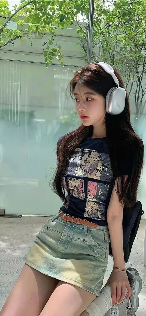 美女耳机手机壁纸｜绿植背景 - 牛仔短裙「哲风壁纸」