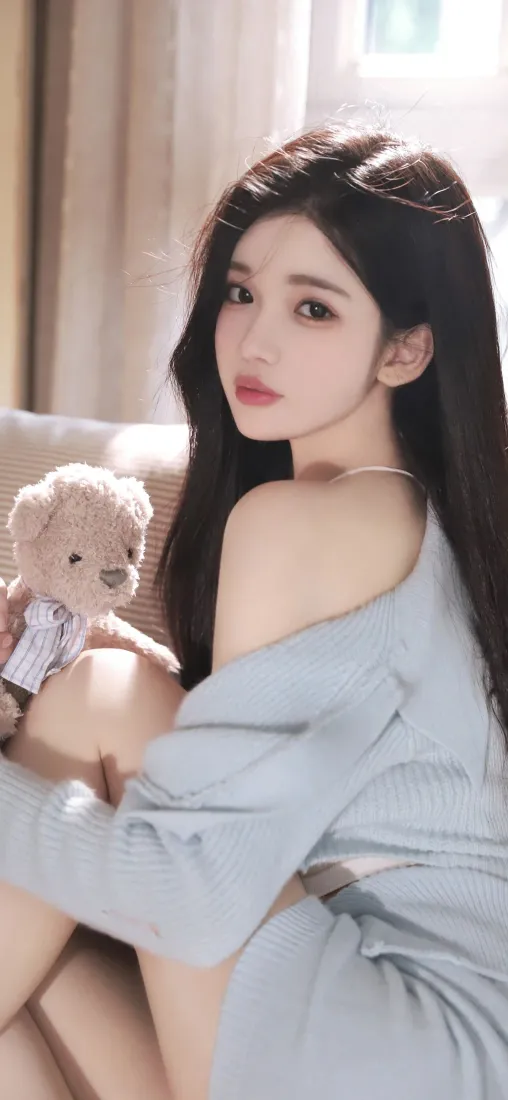 美女手机壁纸｜浅蓝背景 - 小熊玩偶「哲风壁纸」