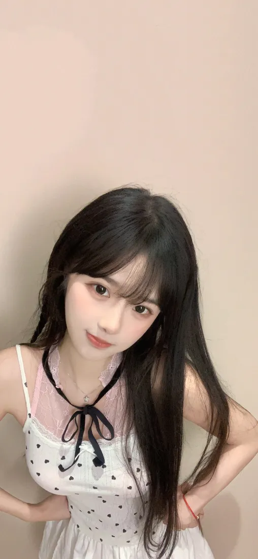 长发美女手机壁纸｜浅粉背景图片 - 白点裙「哲风壁纸」