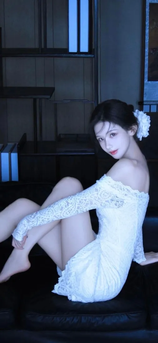 白衣美女手机壁纸｜室内背景 - 迷人坐姿「哲风壁纸」