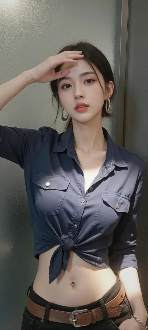 美女手机壁纸｜金属背景 - 深蓝衬衫露脐「哲风壁纸」