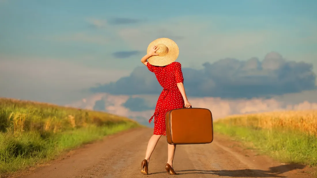 2k红衣女子背影壁纸｜乡间路背景图 - 行李箱草帽「哲风壁纸」