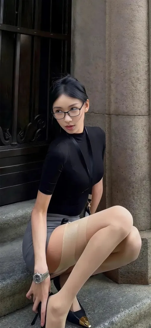 美女手机壁纸｜黑衣眼镜 - 丝袜石阶「哲风壁纸」