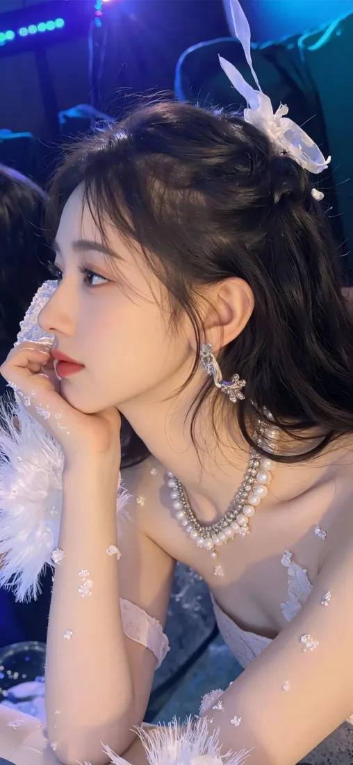 美女手机壁纸｜精致造型背景图片 - 珍珠项链羽毛装饰「哲风壁纸」