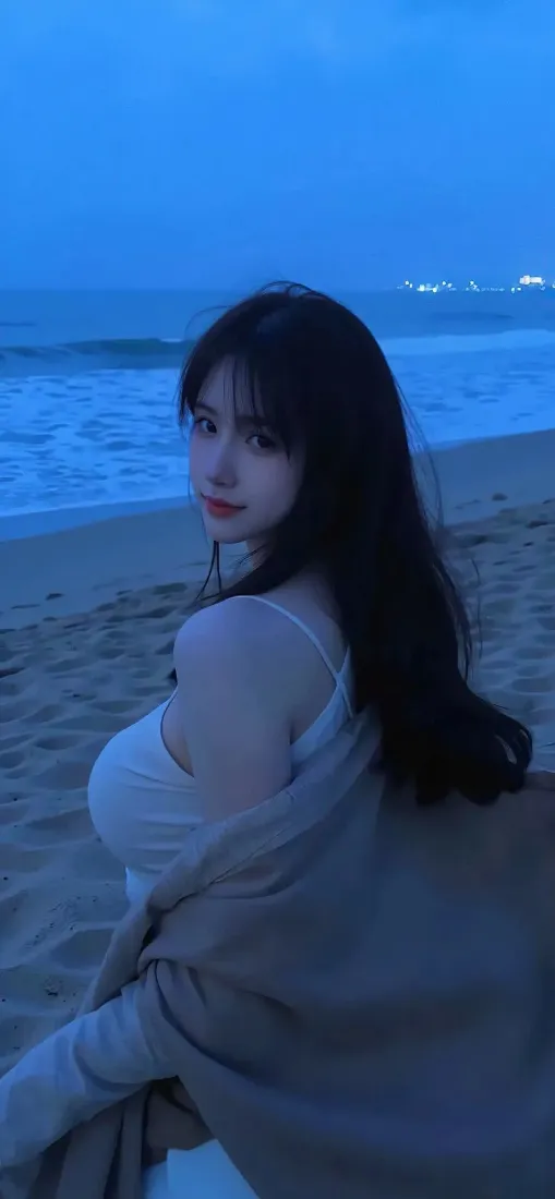 海边美女手机壁纸｜沙滩夜景 - 长发吊带「哲风壁纸」