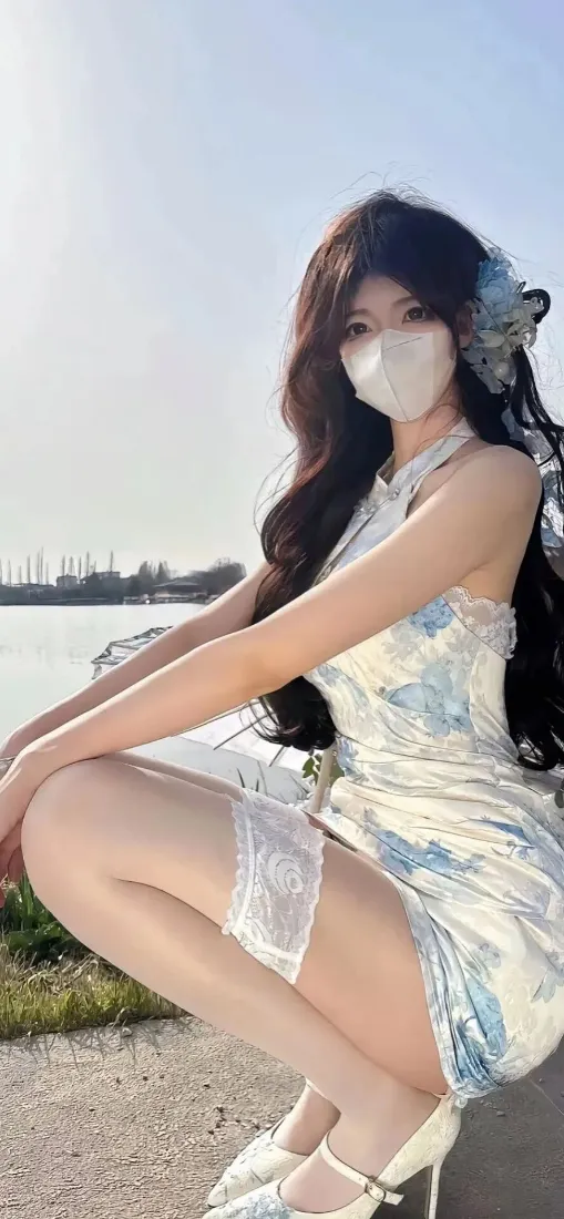 蓝白旗袍美女手机壁纸｜水边背景 - 高跟鞋「哲风壁纸」