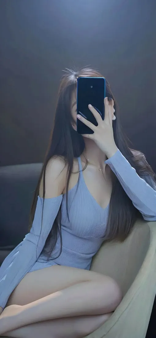 美女自拍手机壁纸｜室内背景 - 浅蓝色「哲风壁纸」