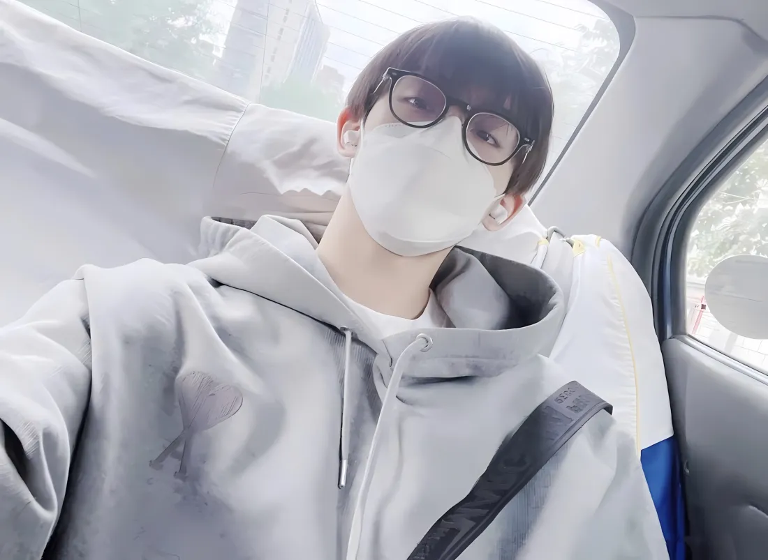 2k董思成出租车自拍壁纸｜车内环境背景图片 - 灰色连帽衫「哲风壁纸」