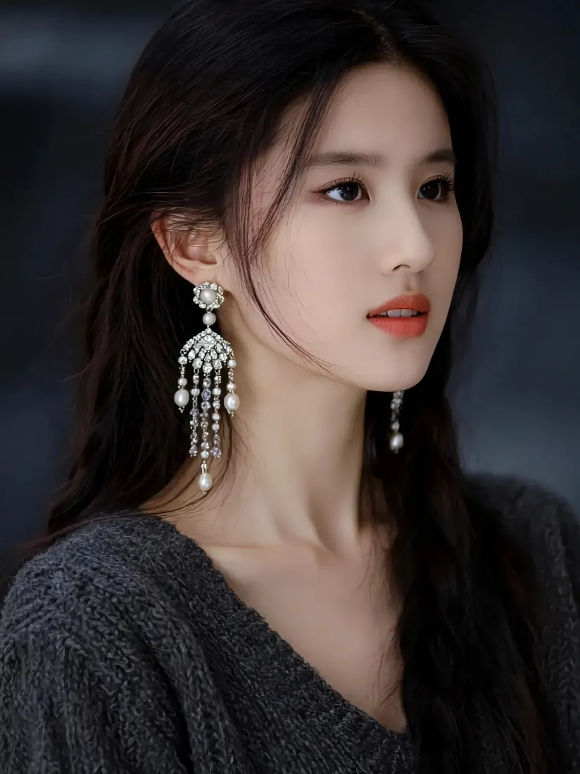 刘亦菲手机壁纸｜灰色毛衣背景图 - 华丽耳饰长发「哲风壁纸」