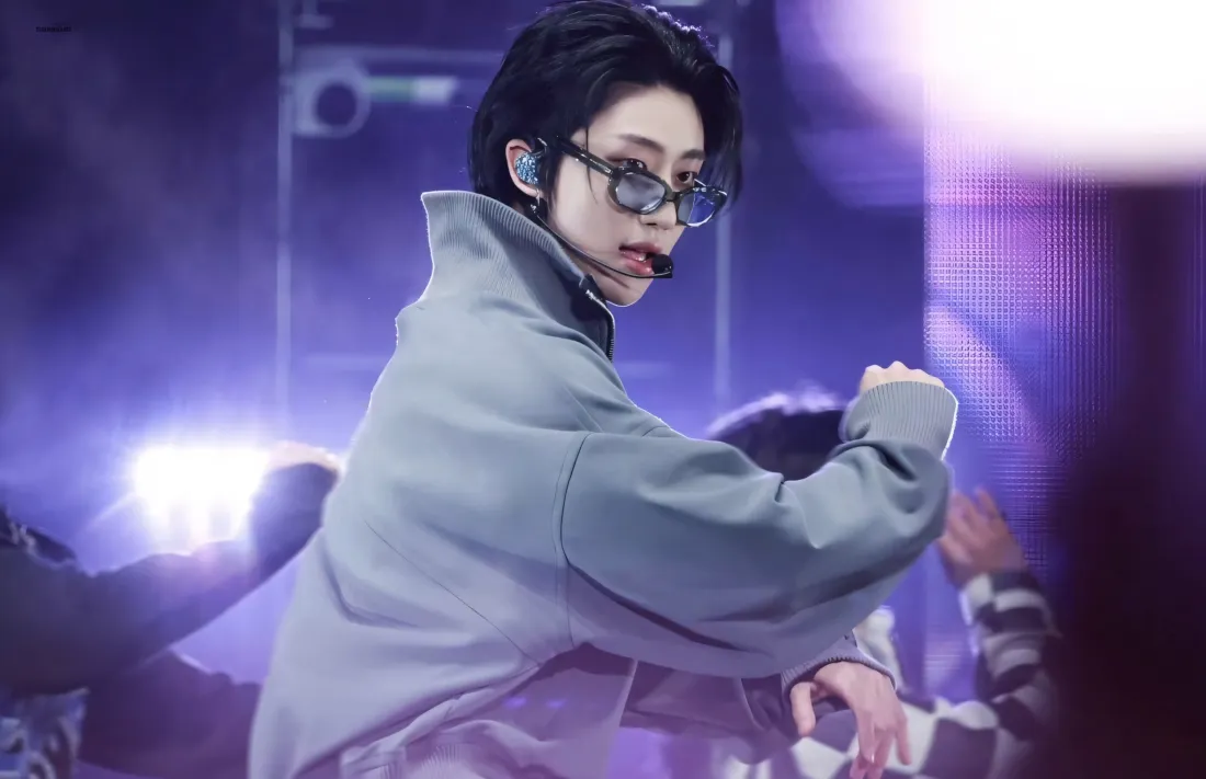 2k徐明浩壁纸｜舞台背景图片 - 墨镜侧颜表演「哲风壁纸」