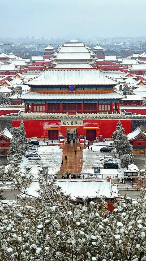 故宫雪景手机壁纸｜红墙白雪背景图片 - 北京故宫冬日雪景「哲风壁纸」