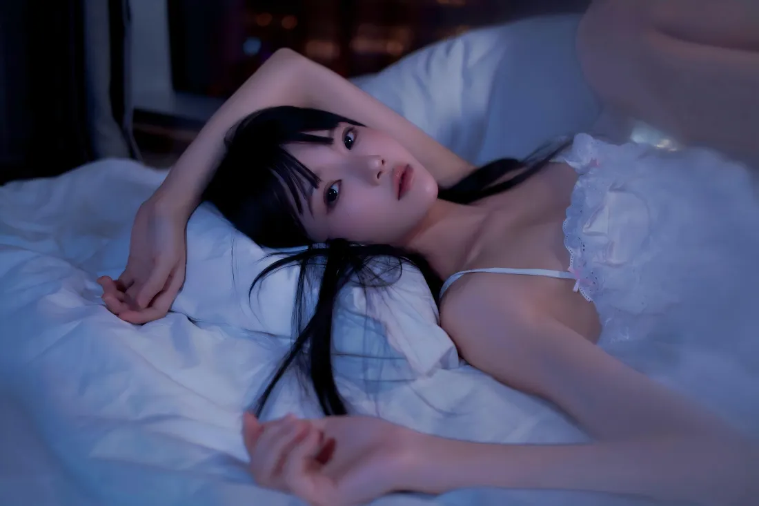 7k白色吊带睡衣美女壁纸｜卧室床铺背景 - 慵懒写真「哲风壁纸」