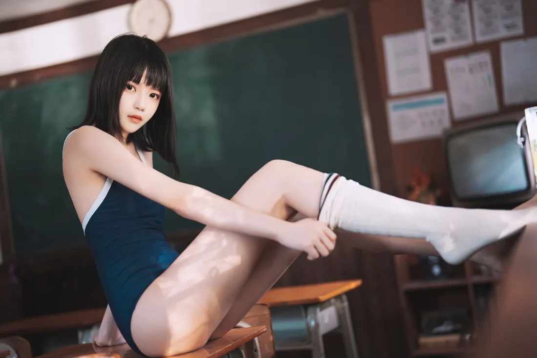 3k死库水美女壁纸｜教室背景 - 美腿写真「哲风壁纸」