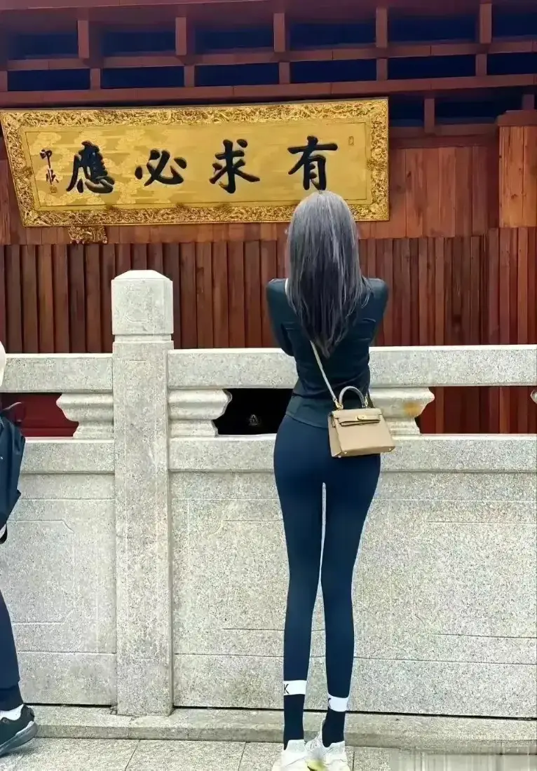 黑衣美女手机壁纸｜中式建筑背景图片 - 背影「哲风壁纸」