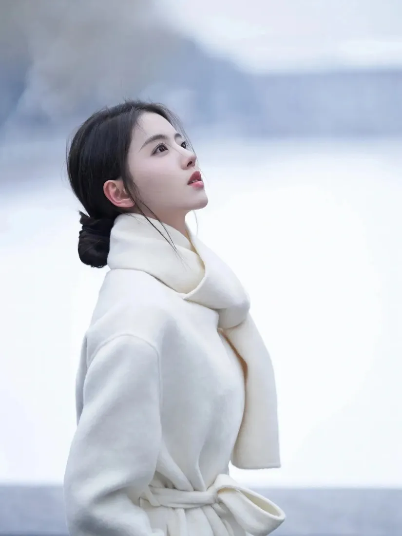 白衣美女手机壁纸｜冬日雪景背景 - 白大衣「哲风壁纸」