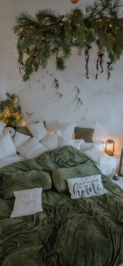 卧室绿色系床单手机壁纸｜温馨家居背景 - 绿植装饰灯「哲风壁纸」