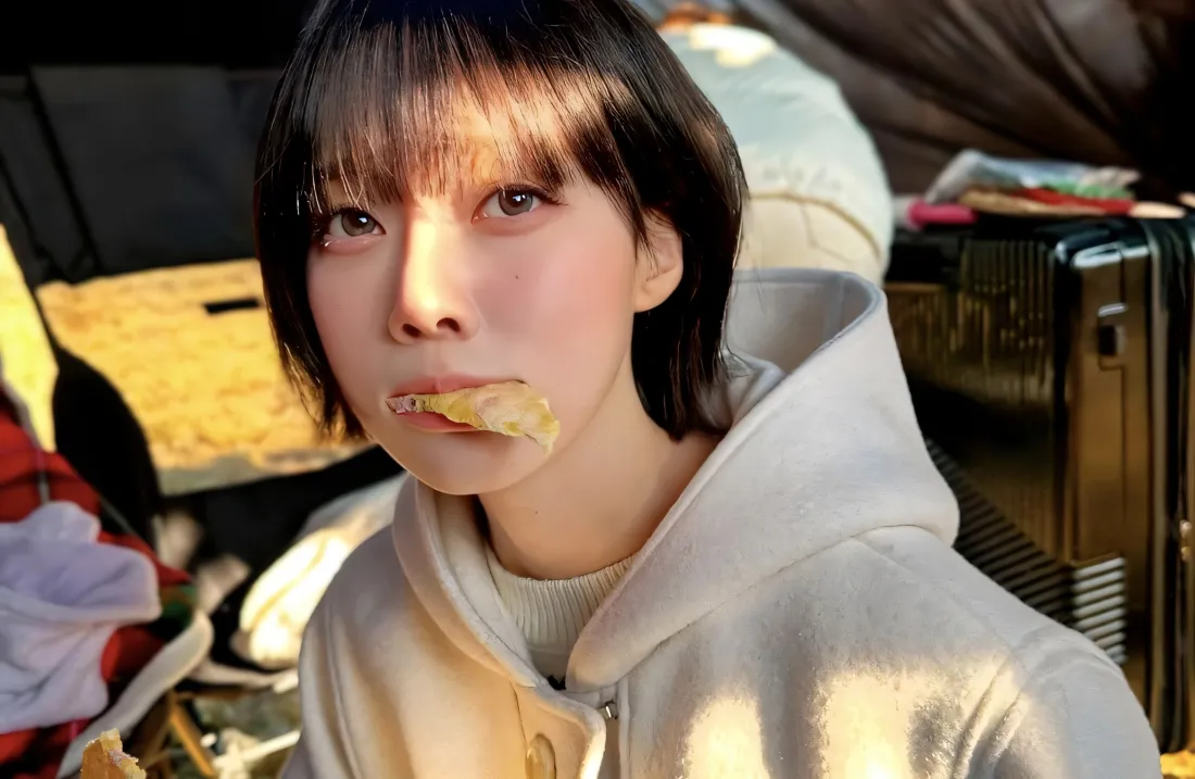 2k金玟庭壁纸｜短发卫衣背景图片 - 阳光户外日常「哲风壁纸」