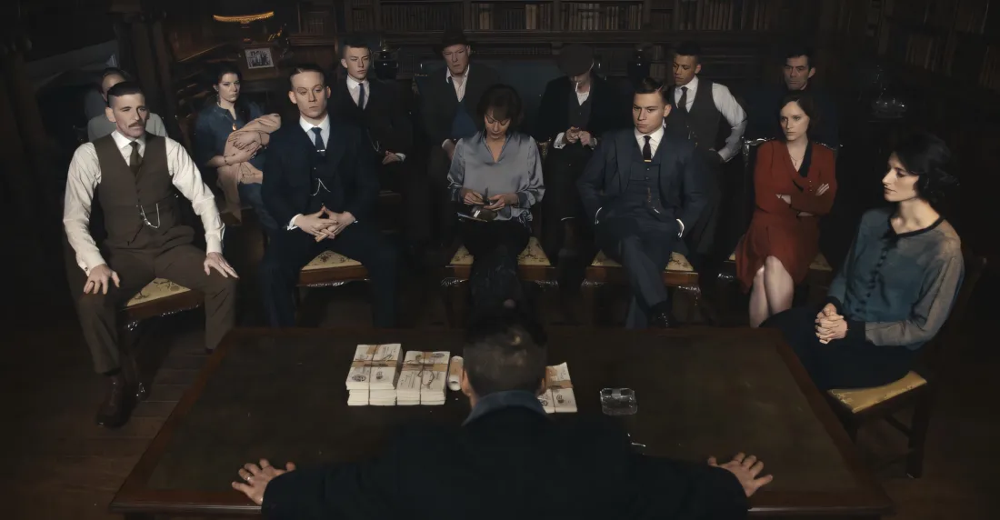 2k浴血黑帮壁纸｜会议群像背景图片 - 复古西装暗色调「哲风壁纸」