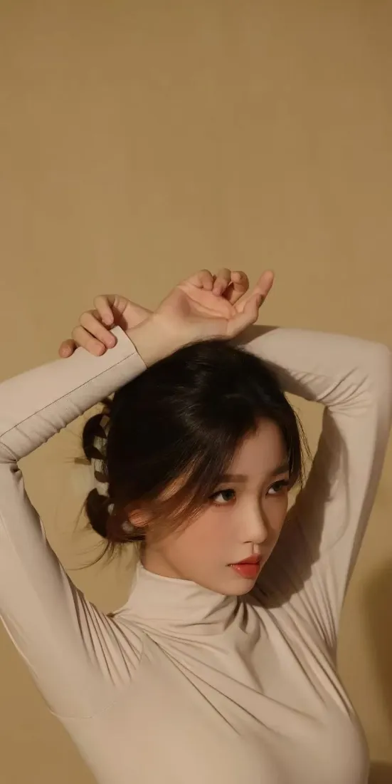 美女手机壁纸｜暖黄背景图片 - 米色上衣盘发「哲风壁纸」
