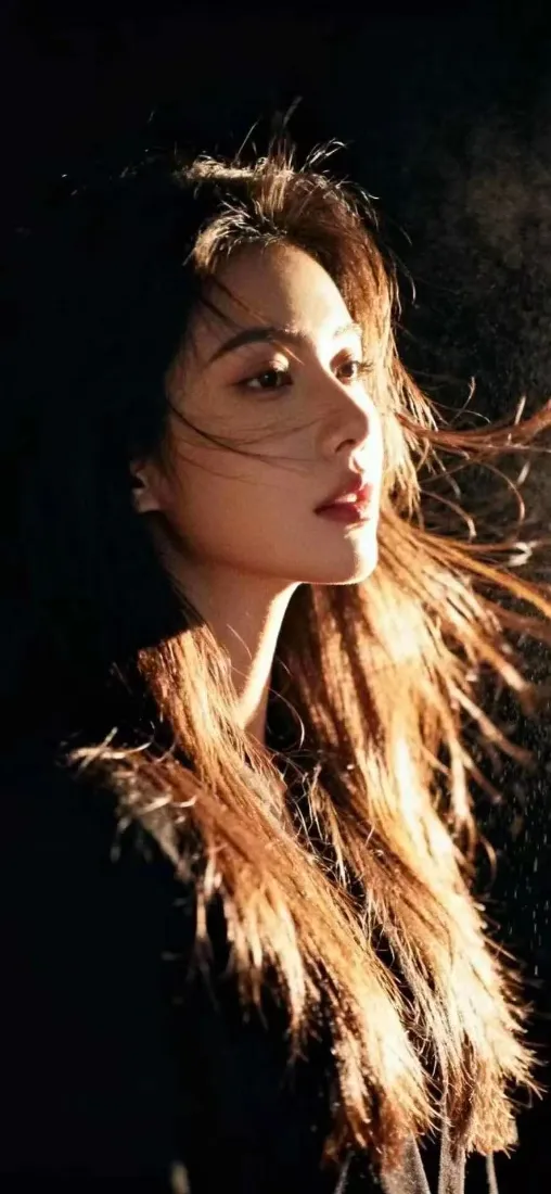 长发美女手机壁纸｜逆光背景图片 - 黑衣美女写真「哲风壁纸」