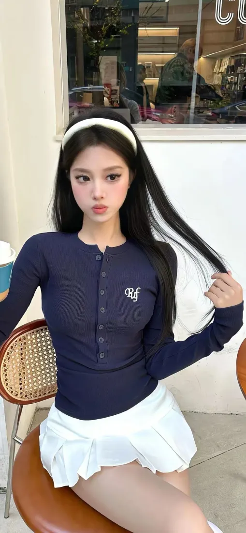 美女手机壁纸｜深蓝色上衣背景图 - 白色短裙「哲风壁纸」