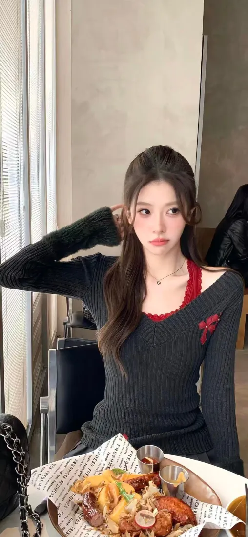 红衣美女手机壁纸｜室内餐厅背景图片 - 美食时尚穿搭「哲风壁纸」