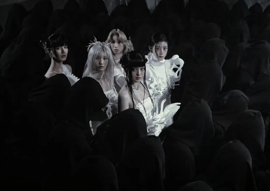 2k暗黑艺术照壁纸｜黑白背景图片 - 女团群像「哲风壁纸」