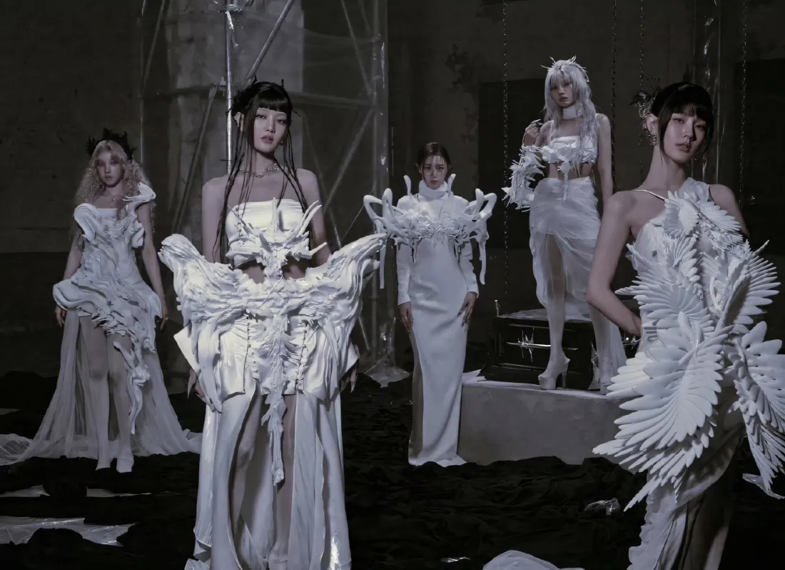 2k暗黑艺术照壁纸｜白色服饰背景图片 - 艺术造型「哲风壁纸」