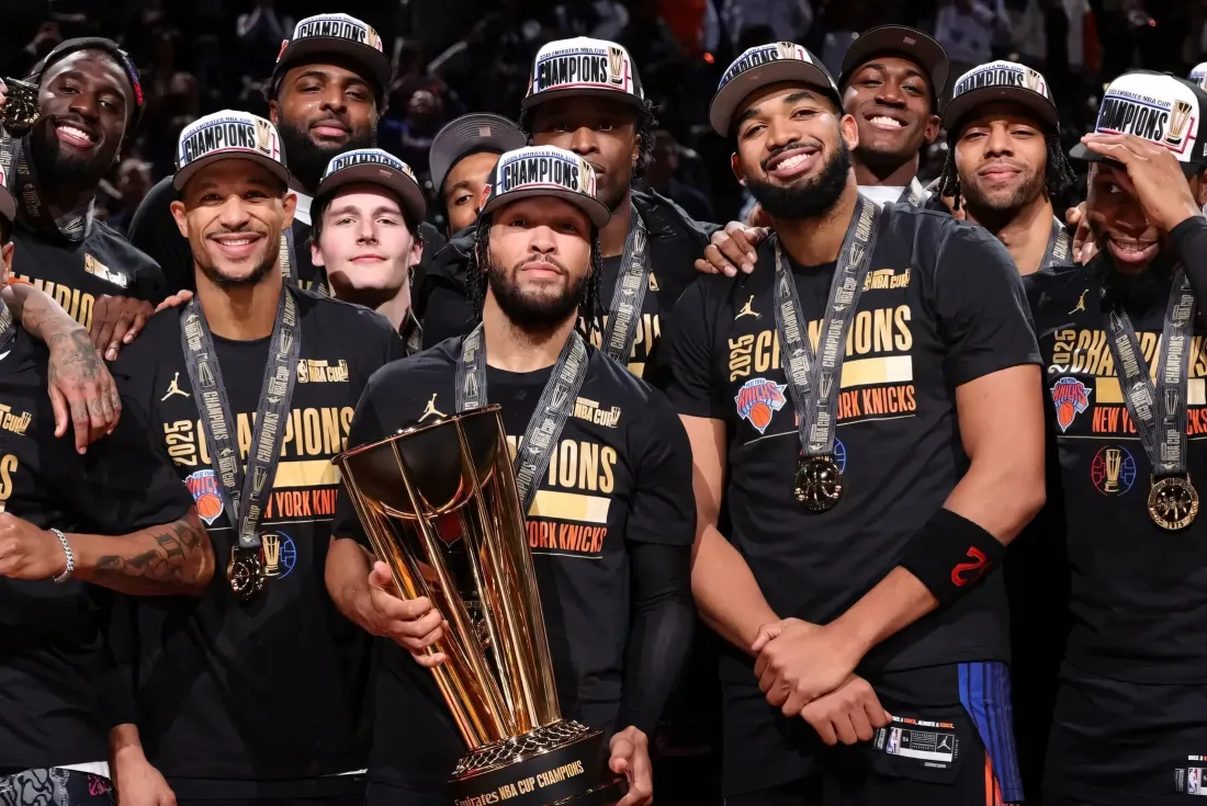 3k尼克斯NBA杯壁纸｜冠军奖杯背景图 - 球员合影「哲风壁纸」