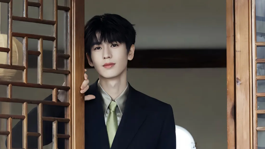 2k张凌赫壁纸｜中式门窗背景图片 - 绿色领带西装「哲风壁纸」