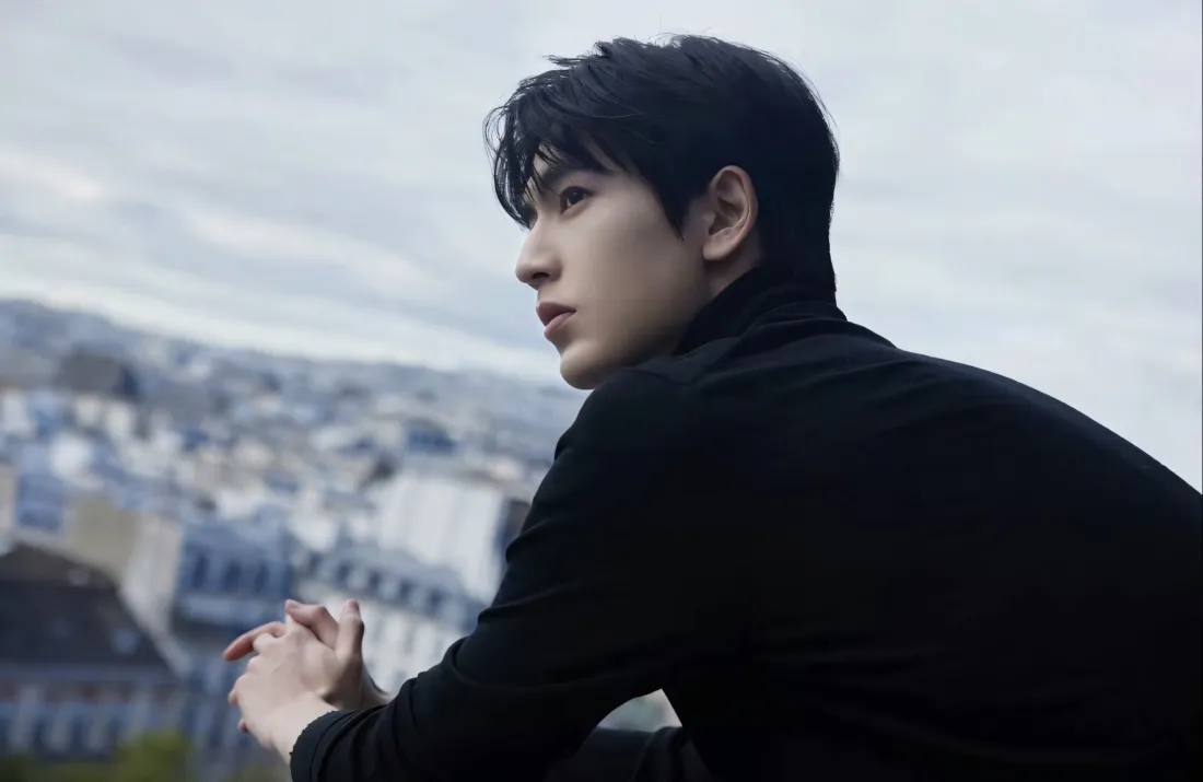 2k张凌赫壁纸｜城市天台背景图片 - 黑色穿搭「哲风壁纸」