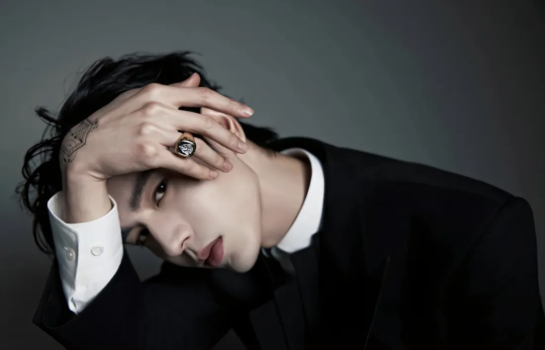 2k张凌赫壁纸｜灰色背景图片 - 西服戒指纹身「哲风壁纸」