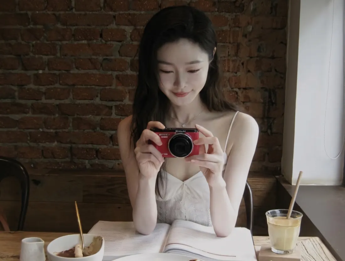 2k宋轶壁纸｜室内背景图 - 相机甜点白裙「哲风壁纸」