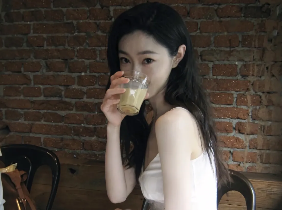 2k宋轶壁纸｜砖墙背景图片 - 咖啡悠闲时光「哲风壁纸」