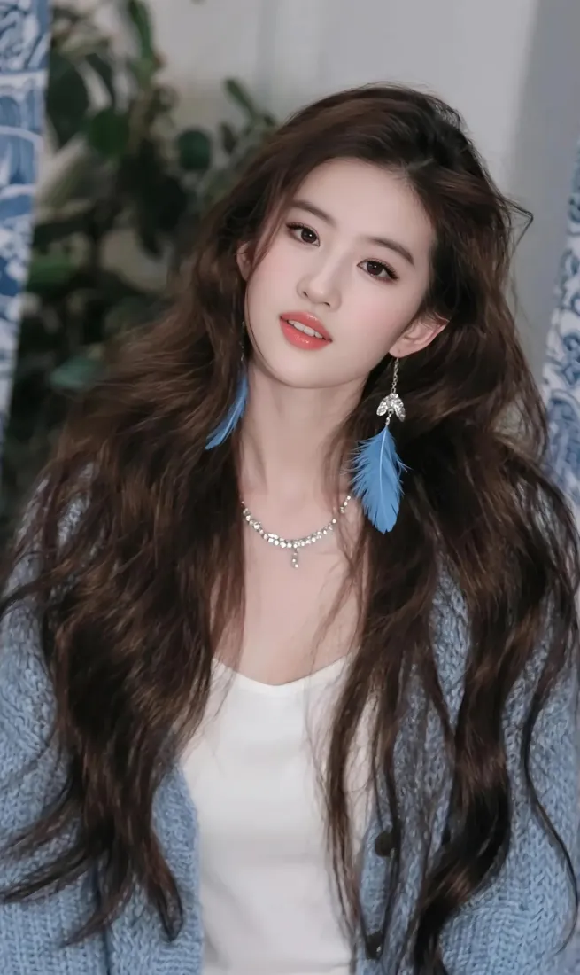 长发美女手机壁纸｜室内绿植背景 - 蓝色针织衫「哲风壁纸」