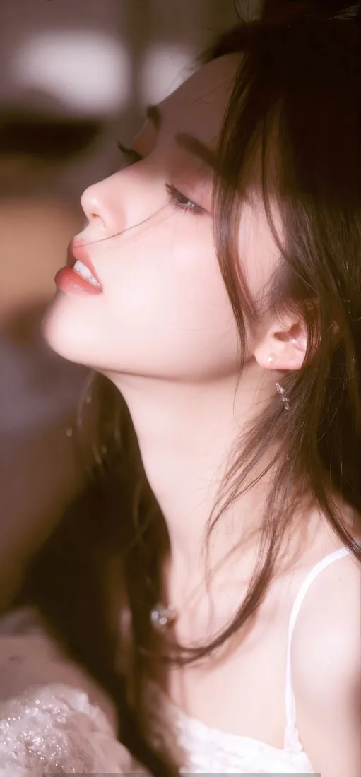 白衣美女Ios手机壁纸｜暖调背景 - 闭眼长发「哲风壁纸」