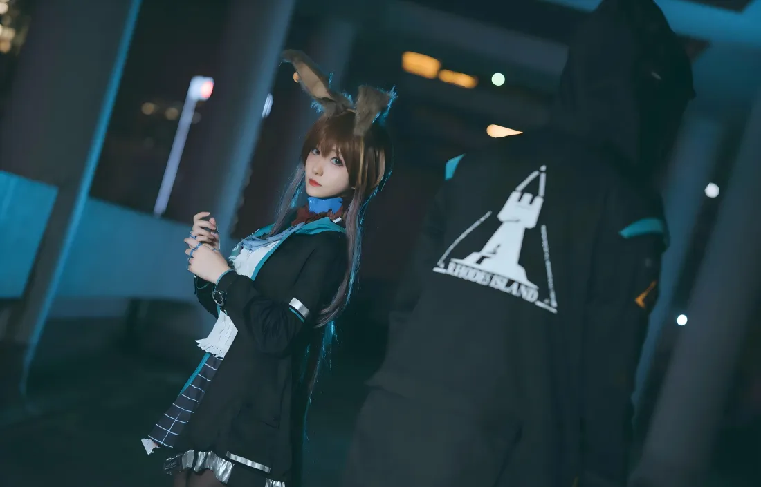 8k阿米娅cosplay壁纸｜蓝色夜景背景图片 - 明日方舟「哲风壁纸」